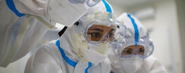 Медицинские работники во временном госпитале для пациентов с COVID-19 в ледовом дворце Крылатское - Sputnik 日本