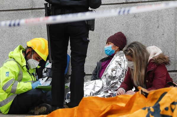 スペイン・マドリードでの爆発事故の後、現場で救助作業にあたる警察官と医療関係者 - Sputnik 日本