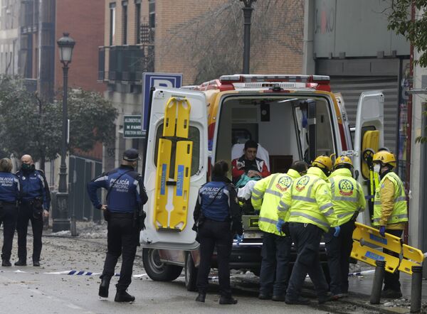 スペイン・マドリードでの爆発事故の後、救急車で搬送される負傷者 - Sputnik 日本