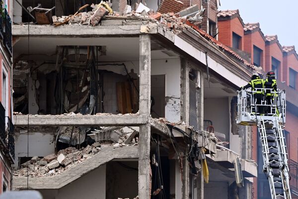 スペイン・マドリードの爆発で損壊した建物に接近する消防隊員 - Sputnik 日本