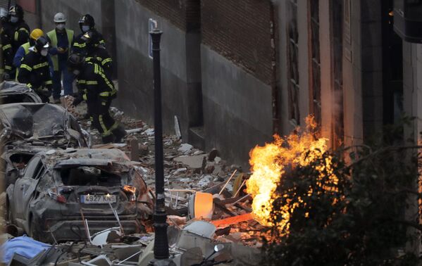 スペイン・マドリードで、爆発によって損壊したビル付近で作業する消防隊員ら - Sputnik 日本