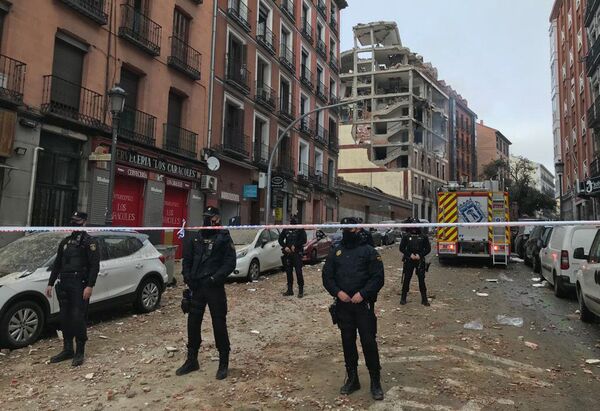 スペイン・マドリードで、爆発事故の現場を封鎖する警察官ら - Sputnik 日本