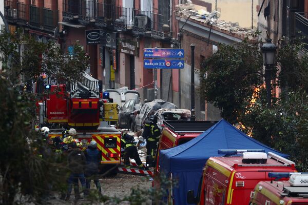 スペイン・マドリードで、爆発事故の現場で作業にあたる消防隊員ら - Sputnik 日本