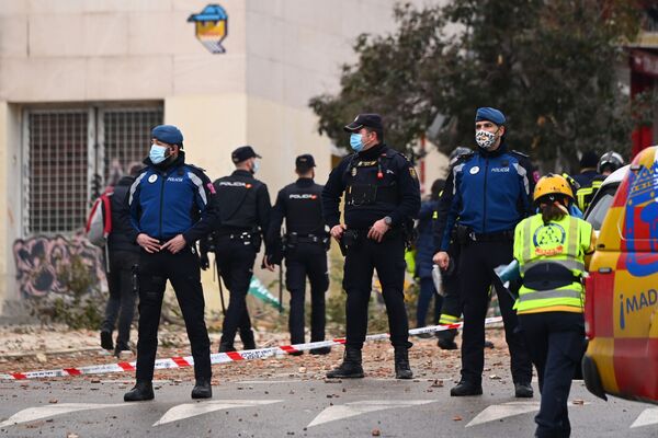 スペイン・マドリードで、爆発事故の現場近くで見張りに立つ警察官ら - Sputnik 日本