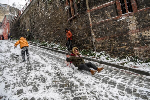 トルコ・イスタンブールで雪道を滑る少年ら - Sputnik 日本