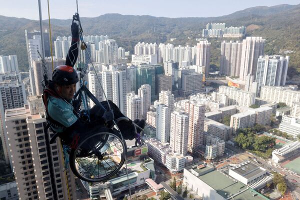 香港の高さ約320メートルの高層ビルに登る車いすの登山家、ライ・チーウァイさん - Sputnik 日本