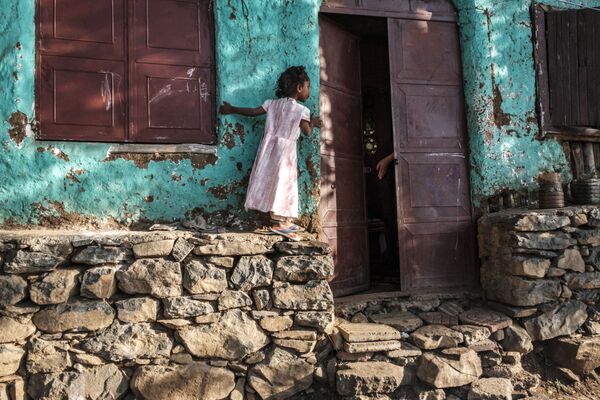 エチオピア・アムハラ州ゴンダールで、家の中を覗き込む少女 - Sputnik 日本