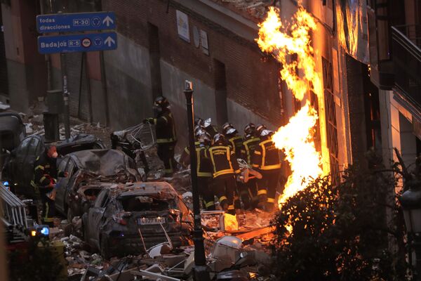スペイン・マドリードで発生した大規模な爆発事故で、現場で救助作業にあたる消防隊員ら - Sputnik 日本