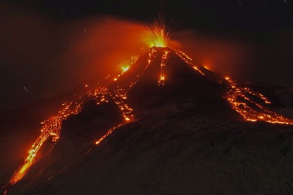 噴火したイタリア・シチリア島のエトナ火山 - Sputnik 日本