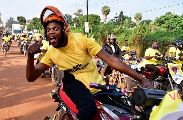 ウガンダ・首都カンパラで、大統領選での現職ヨウェリ・ムセベニ氏の当選を祝う国民抵抗運動（NRM）の支持者ら - Sputnik 日本