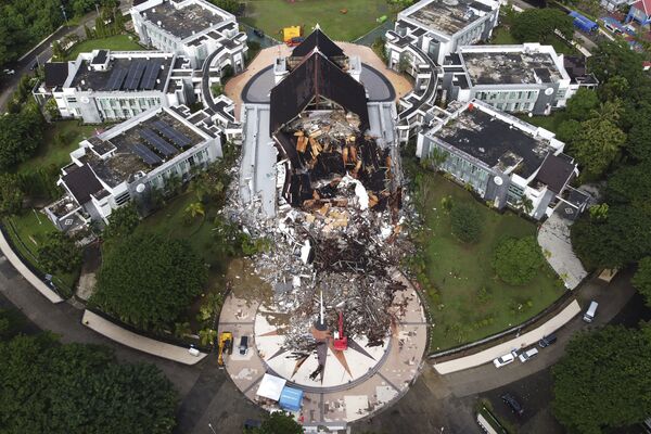 インドネシア・西スラウェシ州マムジュで、地震後に倒壊した政府の建物 - Sputnik 日本