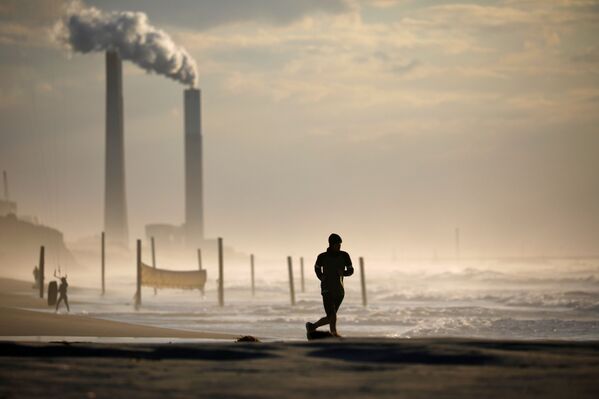 ロックダウン（都市封鎖）中のイスラエル・アシュケロンで、浜辺を走る男性 - Sputnik 日本