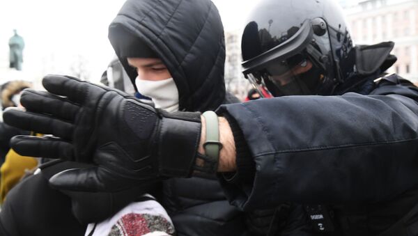 Сотрудник правоохранительных органов задерживает участника несанкционированной акции сторонников Алексея Навального в Москве - Sputnik 日本