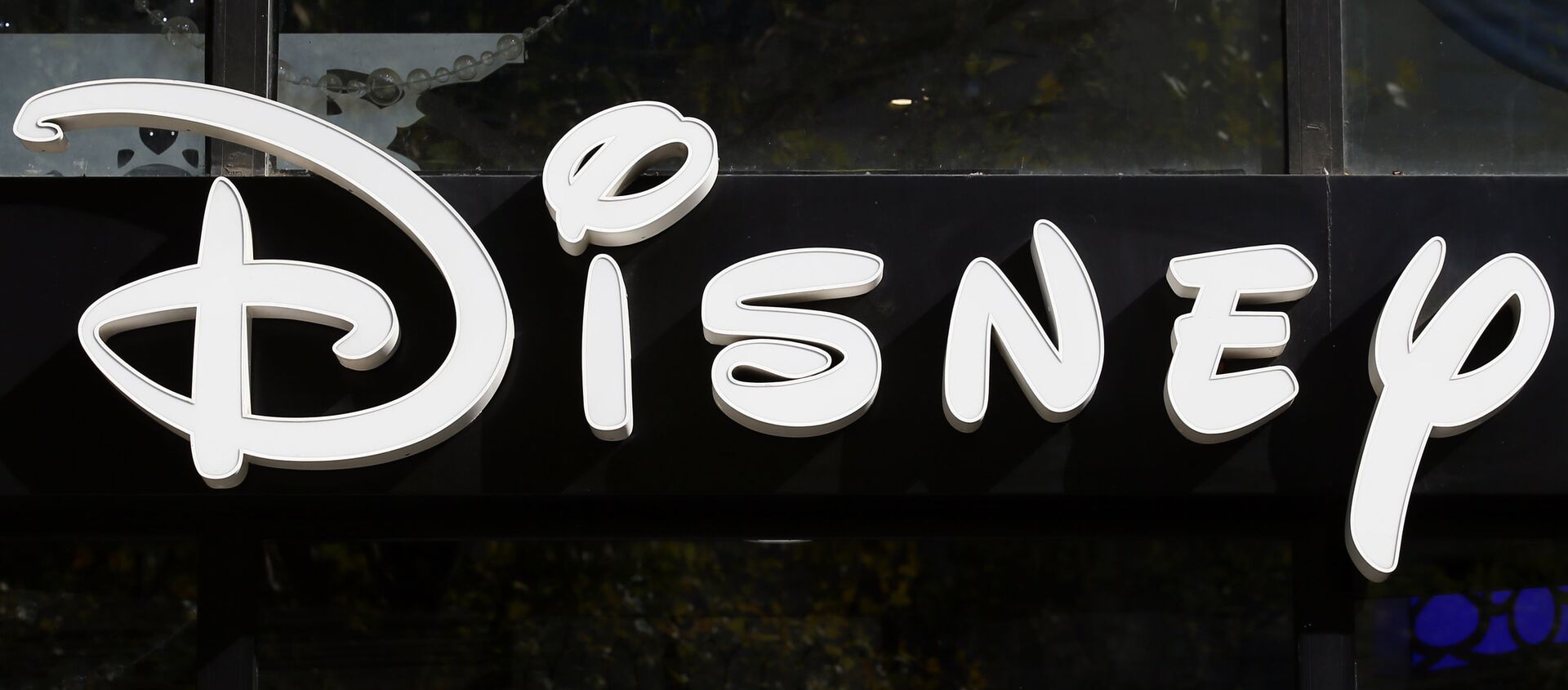 The logo of theme parks Disney Store is pictured on the Champs Elysees Avenue in Paris, France, Wednesday, Sept. 20, 2017. - Sputnik 日本, 1920, 05.03.2021