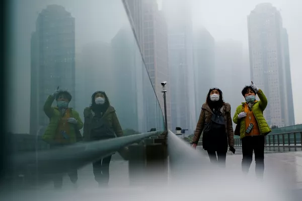 中国・上海で、マスクをして散歩をする市民