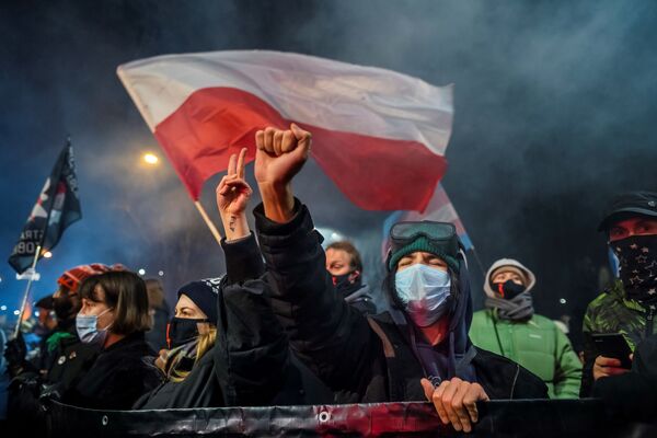 ポーランド・ワルシャワで行われた、中絶禁止法に抗議するデモに参加する市民ら - Sputnik 日本