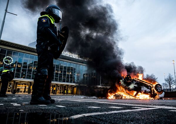 オランダ・アイントホーフェンで行われた夜間外出禁止令に反発するデモで、デモ隊によって放火された車 - Sputnik 日本