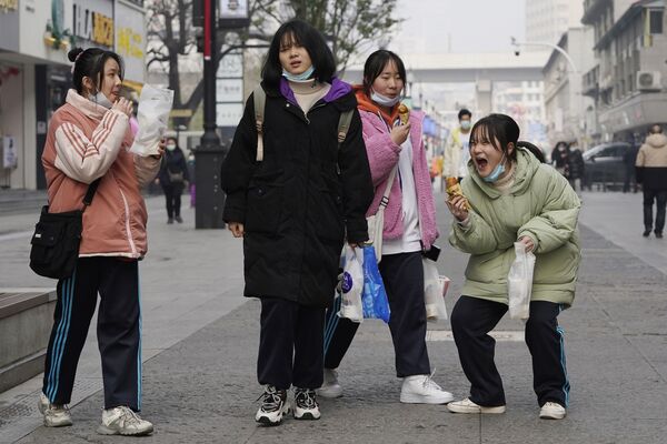 中国・湖北省武漢で、商店街を歩く女性 - Sputnik 日本