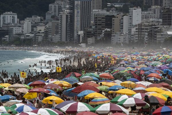 ブラジル・リオデジャネイロのイパネマビーチに訪れた市民ら - Sputnik 日本