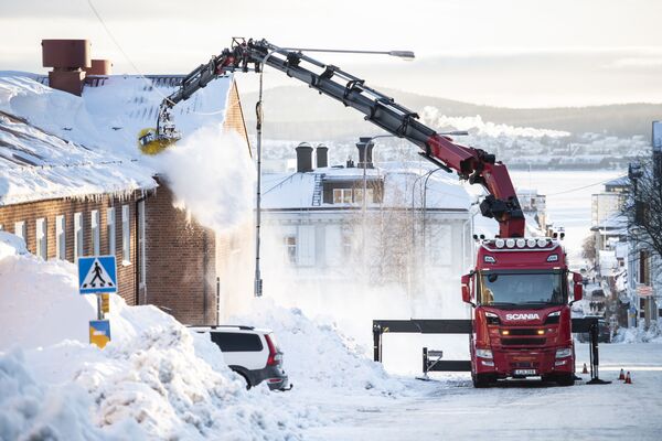 スウェーデン・エルンシェルツビクで屋根の雪下ろしを行う除雪車 - Sputnik 日本