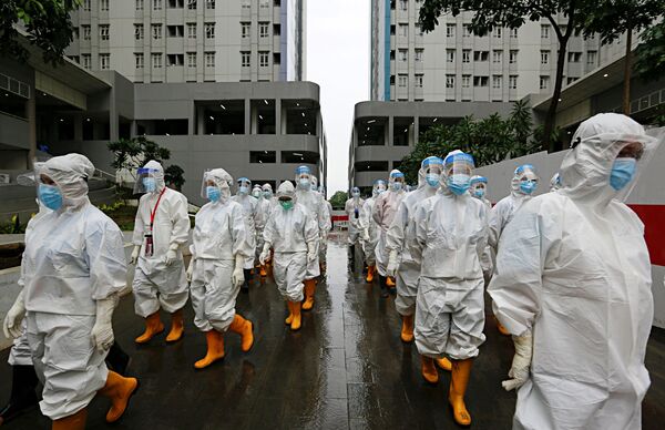 インドネシア・ジャカルタでの救急病院で、新型コロナウイルス患者の治療準備にむかう医療従事者 - Sputnik 日本