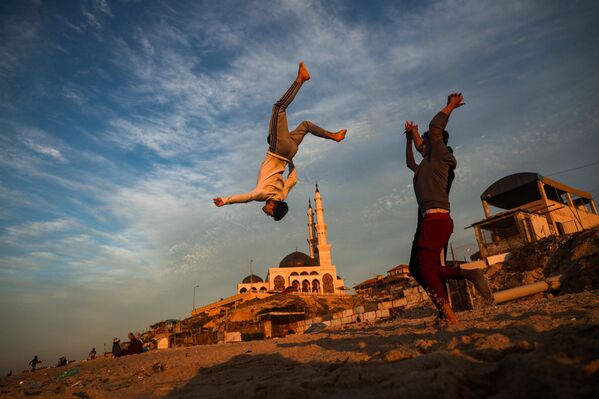 パレスチナ自治区ガザ地区のビーチで、パルクールの練習をする子どもたち - Sputnik 日本