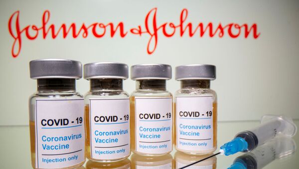 Вакцина и логотип компании Johnson & Johnson - Sputnik 日本