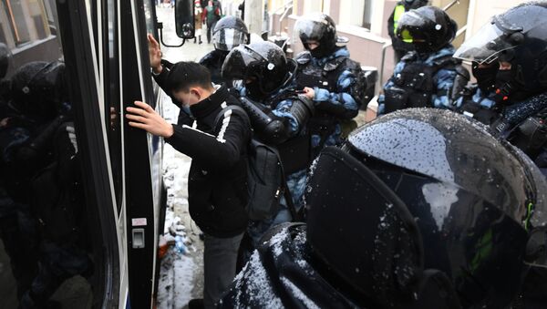 Сотрудники правоохранительных органов задерживают участника несанкционированной акции сторонников Алексея Навального в Москве - Sputnik 日本