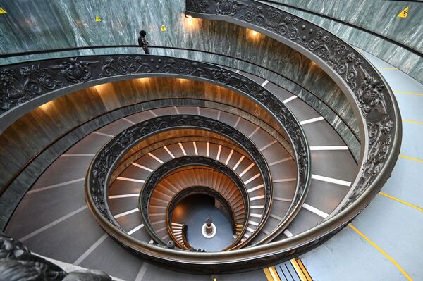 再開したバチカン美術館の螺旋階段を下りる男性 - Sputnik 日本