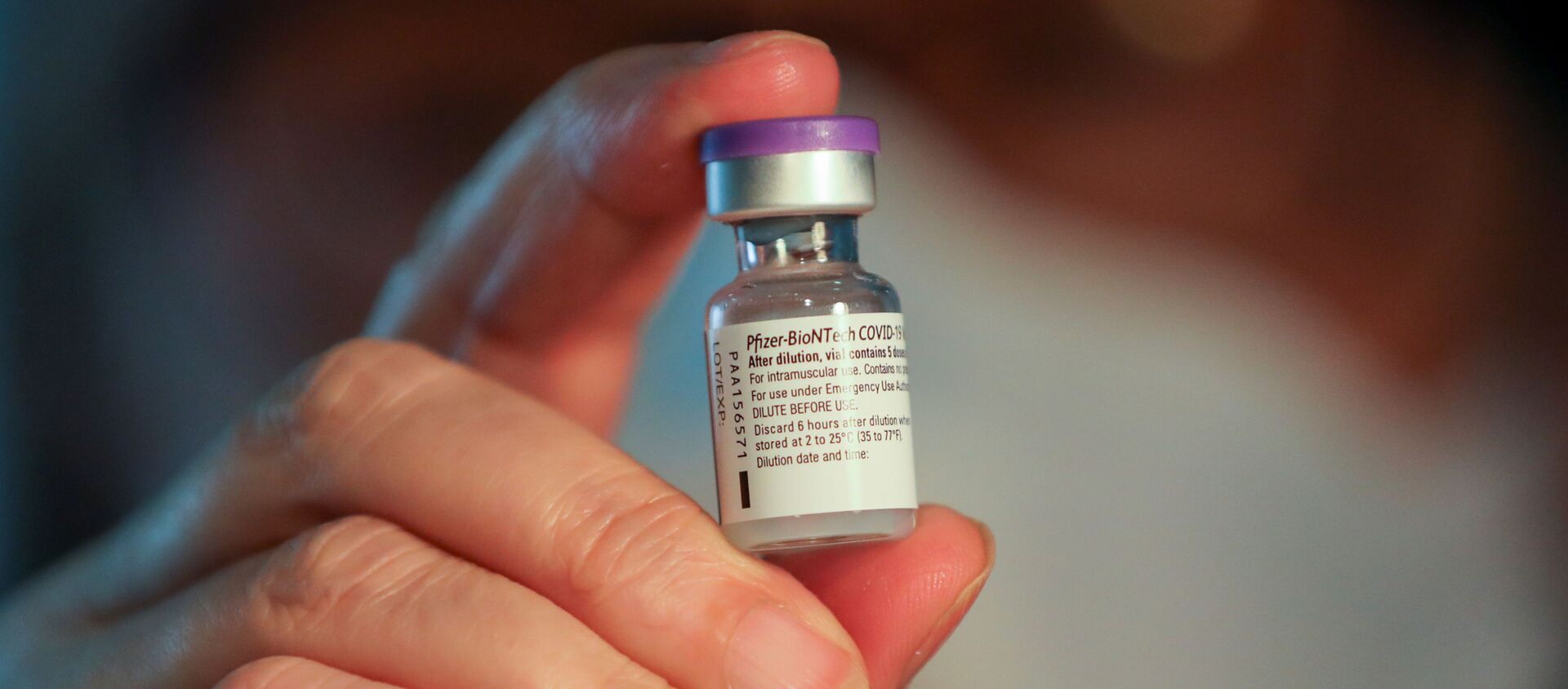 A volunteer and a retired healthcare worker holds a vial of the Pfizer-BioNTech coronavirus disease (COVID-19) vaccine, at Sant Pau hospital, in Barcelona, Spain January 28, 2021. - Sputnik 日本, 1920, 03.02.2021