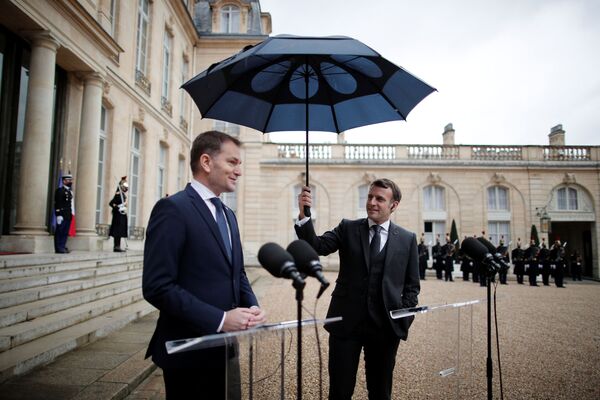 フランス・パリのエリゼ宮殿で共同声明を発表する際、スロヴァキアのイゴール・マトヴィッチ首相に傘をさすエマニュエル・マクロン仏大統領 - Sputnik 日本