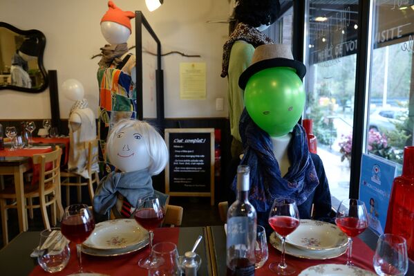 ベルギー・リクセンサールのレストランの空席に置かれたマネキン - Sputnik 日本
