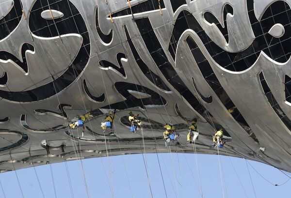 アラブ首長国連邦・ドバイで建設中の博物館に吊るされながら作業をおこなう作業員 - Sputnik 日本