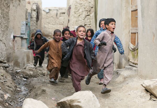 アフガニスタン・カブール郊外の国内避難民居住地で遊ぶ子どもたち - Sputnik 日本