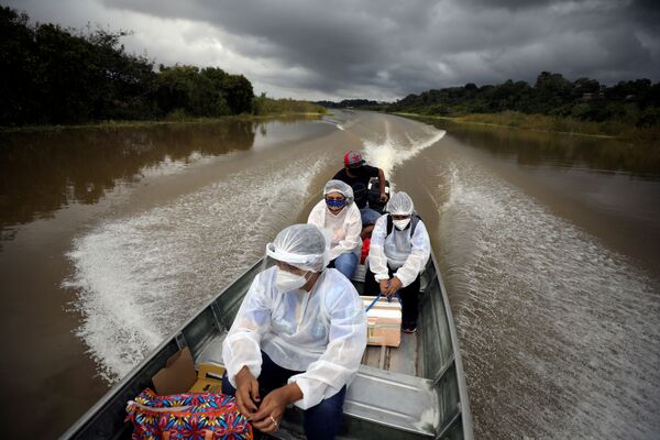 ブラジル・アマゾナス州マナカプルで、川沿いの住民にワクチンを接種するためボートに乗って移動する市の医療従事者ら - Sputnik 日本