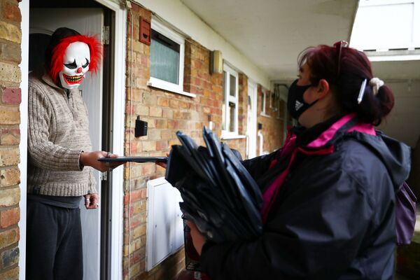 英イングランド・ウォーキングで、住民に新型コロナウイルスの家庭用検査キットを配るボランティア - Sputnik 日本
