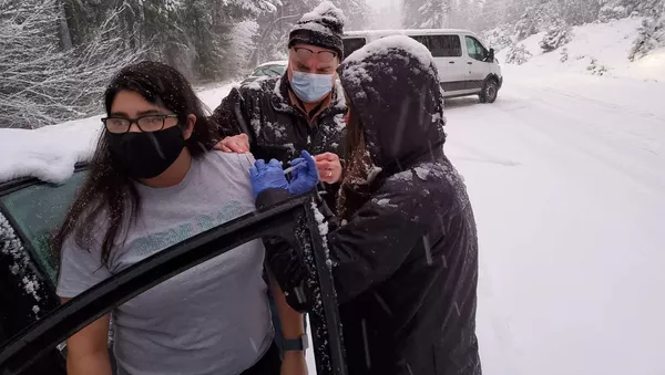 Медики из Josephine County Public Health, застрявшие в США на заснеженной дороге и делавшие прививки от коронавируса всем желающим - Sputnik 日本