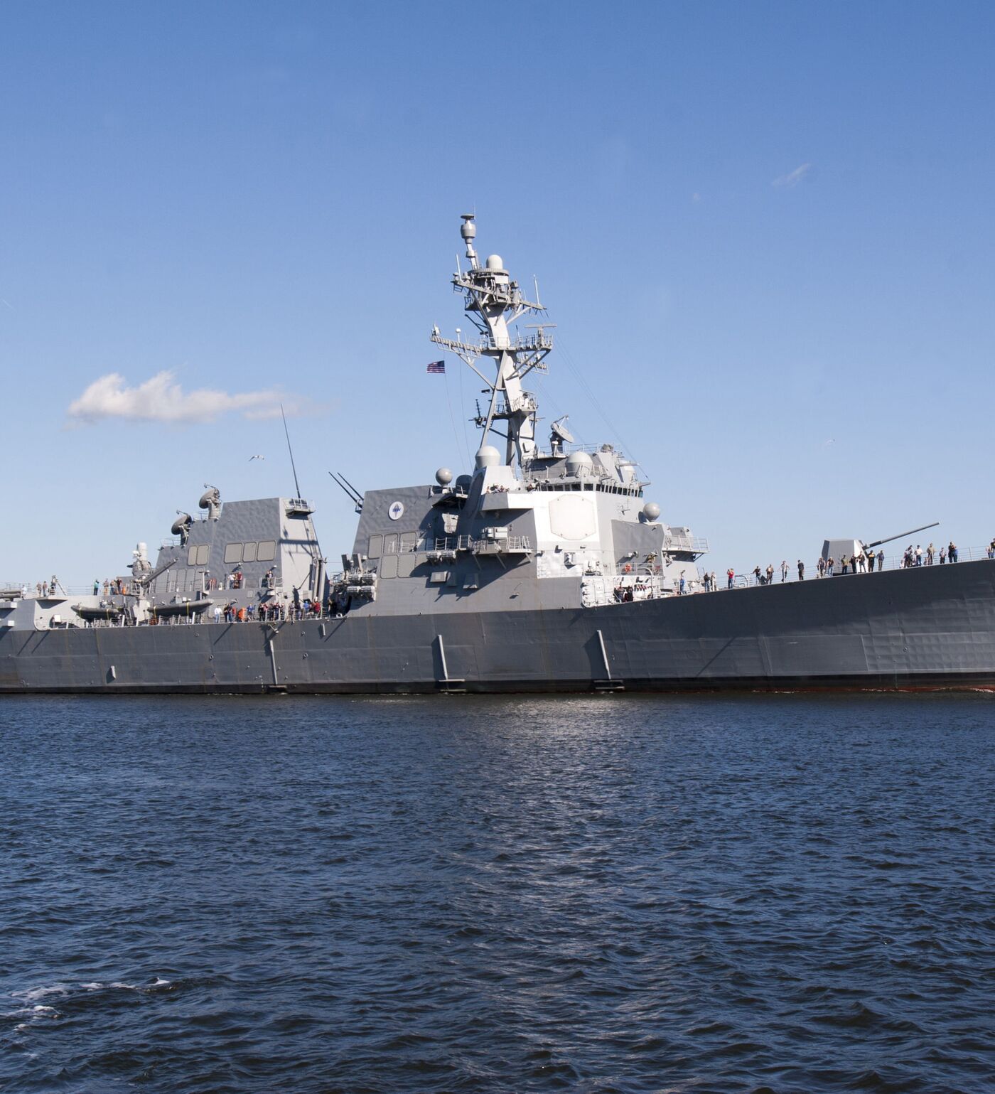 米海軍のミサイル駆逐艦「ラファエル・ペラルタ」、石垣港に入港