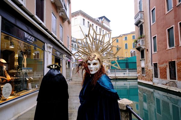 カーニバル用の仮面と衣装を着てベネチアを歩く人々 - Sputnik 日本