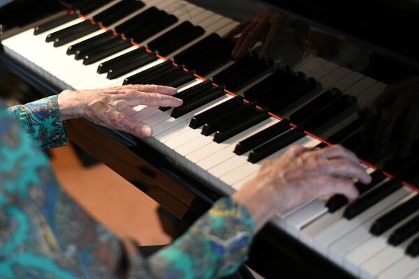 フランス・パリの自宅でピアノを演奏するコレット・マゼさん - Sputnik 日本
