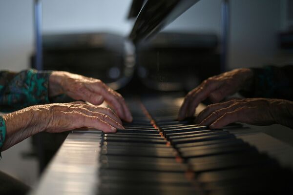 フランス・パリの自宅でピアノを演奏するコレット・マゼさん - Sputnik 日本