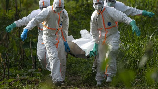 Работники похоронной службы несут тело умершего. Архивное фото - Sputnik 日本