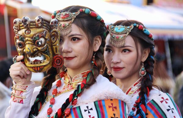 チベット民族の伝統衣装を着た女性たち - Sputnik 日本