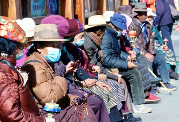 中国・チベット自治区ラサ市を訪れた巡礼者ら - Sputnik 日本