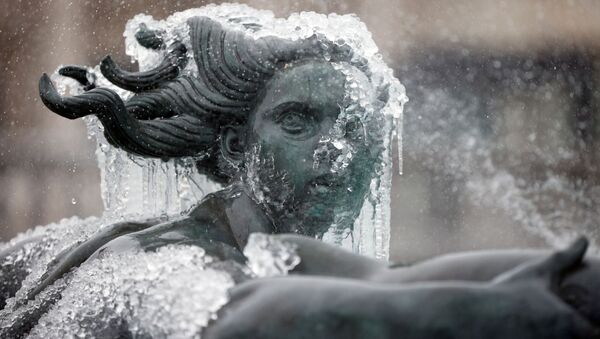 嵐「ストームダーシー」が吹き荒れた英ロンドンで、氷に覆われたトラファルガー広場の銅像 - Sputnik 日本