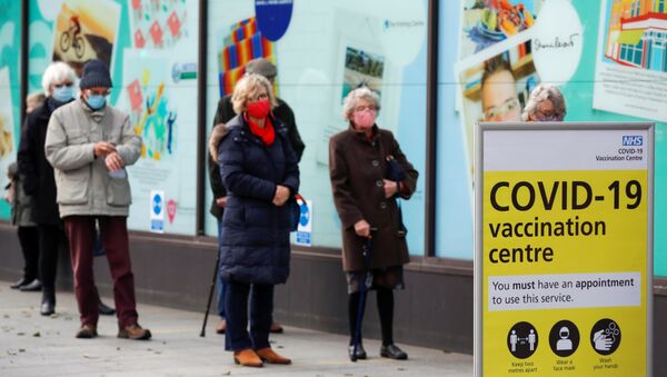 People queue to receive the coronavirus disease (COVID-19) vaccine outside a closed down Debenhams store that is being used as a vaccination centre in Folkestone, Kent, Britain January 28, 2021 - Sputnik 日本