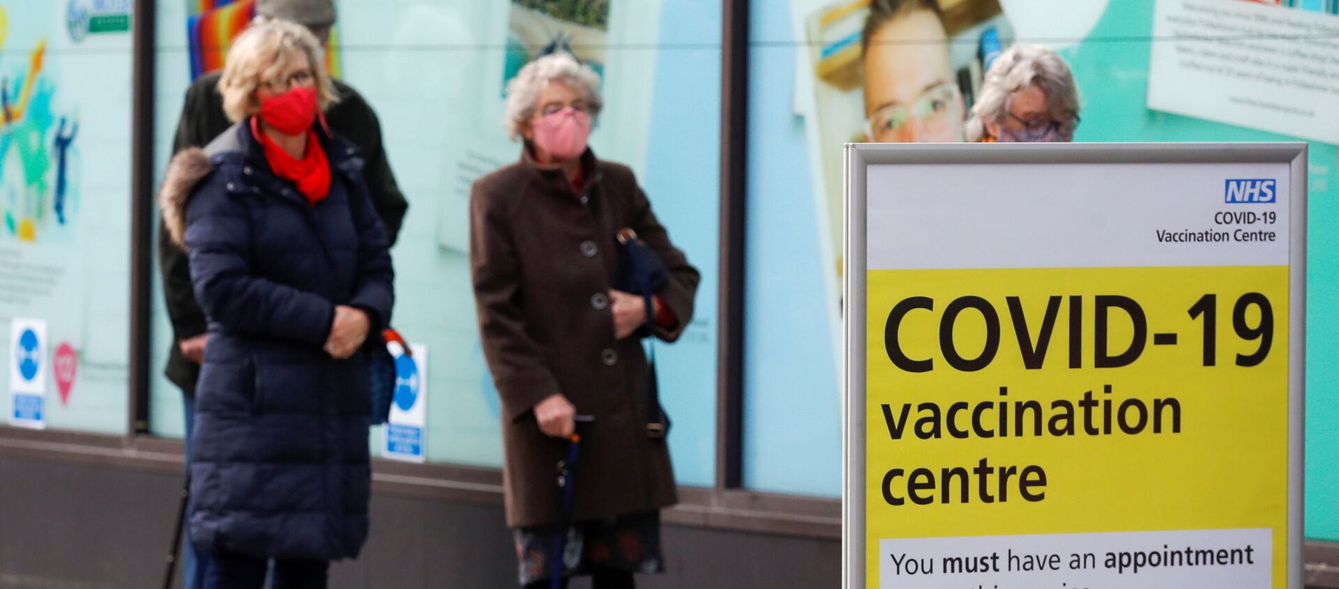 People queue to receive the coronavirus disease (COVID-19) vaccine outside a closed down Debenhams store that is being used as a vaccination centre in Folkestone, Kent, Britain January 28, 2021 - Sputnik 日本, 1920, 11.02.2021