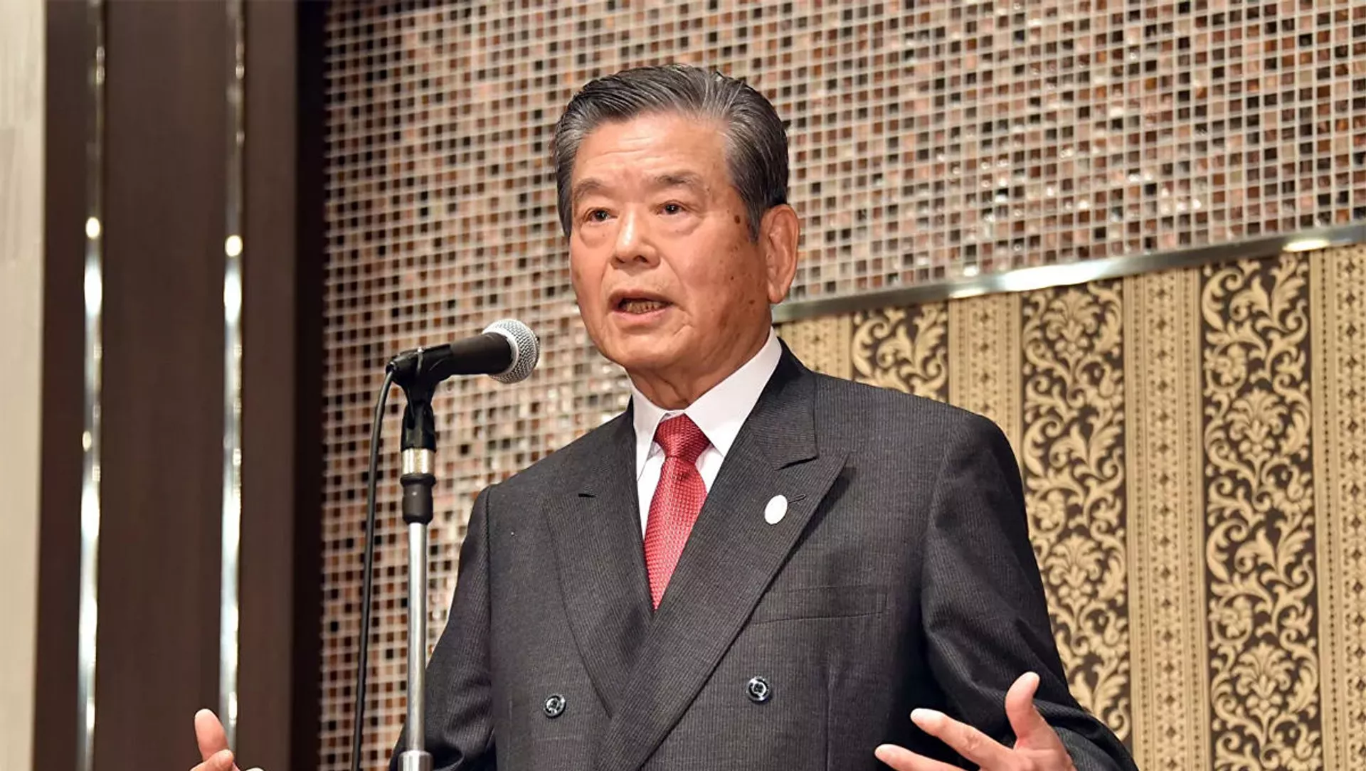 川渕氏