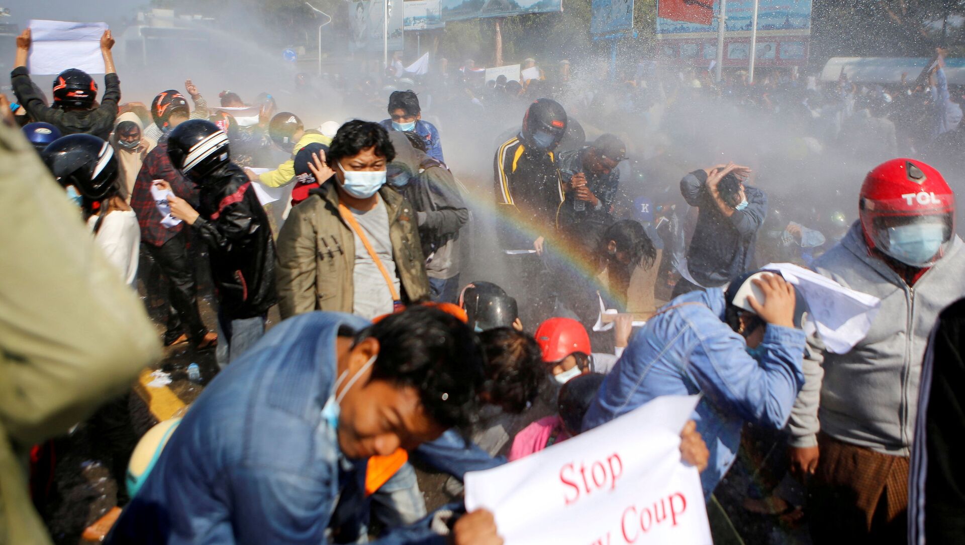 Полиция стреляет из водомета по демонстрантам, выступающим против военного переворота, в Нейпьито, Мьянма - Sputnik 日本, 1920, 01.03.2021