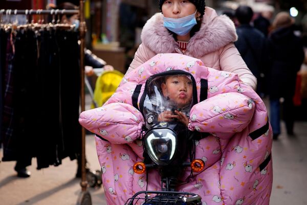 中国・湖北省武漢市で、子どもを乗せて自転車で走る女性 - Sputnik 日本